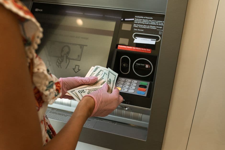 Pelatihan Pemanfaatan Mesin ATM untuk Transaksi E-Banking